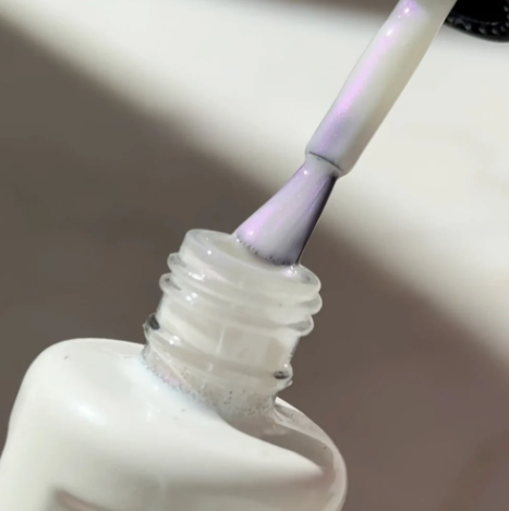 DND Pearly Ice #862 – Milky Sheer Gel Polish with Violet-Blue Hidden Shimmer