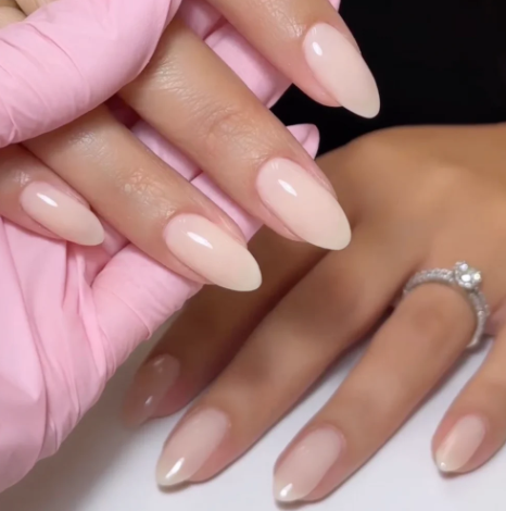 DND Sandy Nude #858 – Cloudy Beige Nude Sheer Gel Polish for Clean Girl Nails